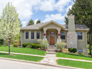 A well-insulated home and roofing in Des Moines with a comfortable interior