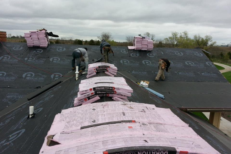 Urbandale roofer replacing roof in fall